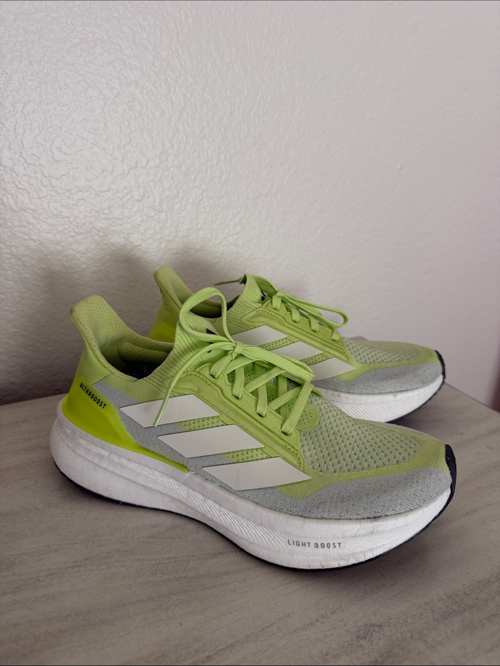 adidas Women’s UltraBoost 5x Pulse Lime Green & White Running Shoes size 9 1/2